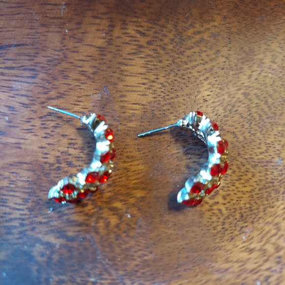 Rhinestone Orange-Red C shape Earrings 1" Silvertone w/ supportive post. - Picture 6 of 9